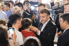 French President strolls through Hanoi’s Old Quarter