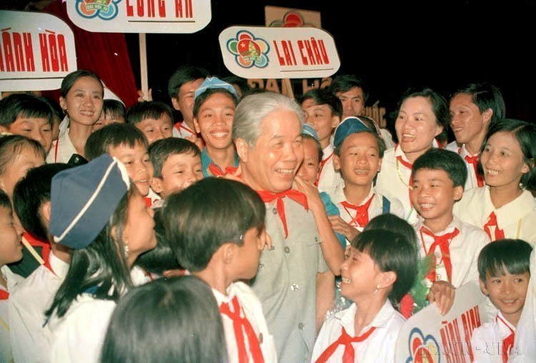 Party General Secretary Do Muoi with children attending the 4th National Congress of Uncle Ho's Good Children (1995). (Photo: VNA)