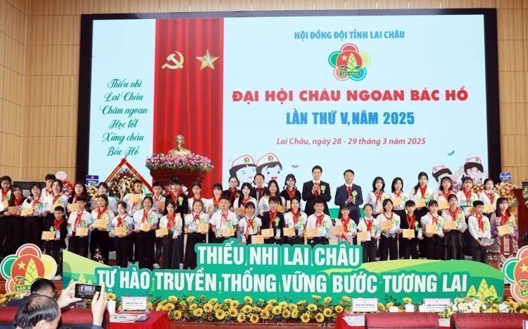 Awarding the Provincial Uncle Ho Good Children Certificate for the period 2020 - 2025 to children at the 5th National Uncle Ho Good Children Congress on March 29, 2025. (Photo: VNA)