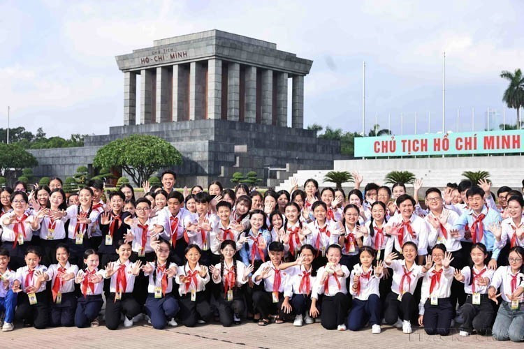 Within the framework of the second "Children's National Assembly" Mock Session Program in 2024, the delegation of national outstanding children come to lay wreaths and visit President Ho Chi Minh's Mausoleum (September 28, 2024). (Photo: VNA)