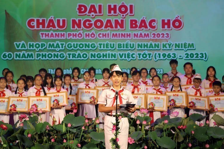 Nguyen Hoang Thang, leader of the Ho Chi Minh Young Pioneer Organization of Binh Tri Dong Secondary School, Binh Tan District, on behalf of Uncle Ho's Good Children, speaks at a program to honor Uncle Ho's Good Children in Ho Chi Minh City in 2023. (Photo: VNA)