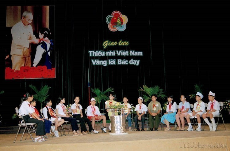 The exchange program "Vietnamese children obey Uncle Ho's teachings" takes place as part of the 6th National Uncle Ho's Good Children Congress in Hanoi in 2005. (Photo: VNA)
