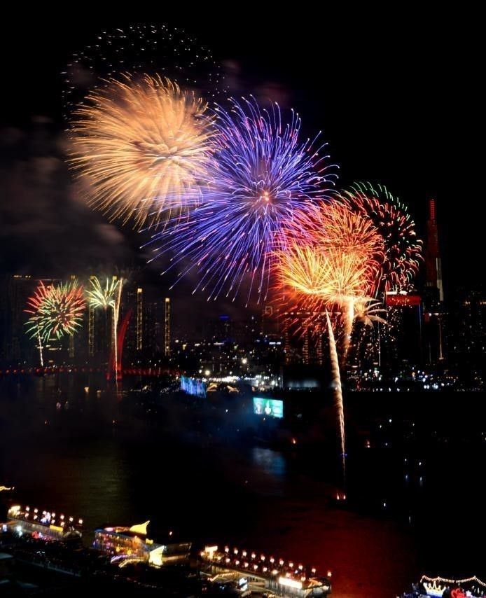 Fireworks light up the sky in celebration of the 50th anniversary of national reunification. (Photo: VNA)