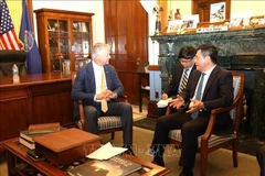 Minister of Industry and Trade Nguyen Hong Dien (R) meets with Senator Roger Marshall. (Photo: VNA)