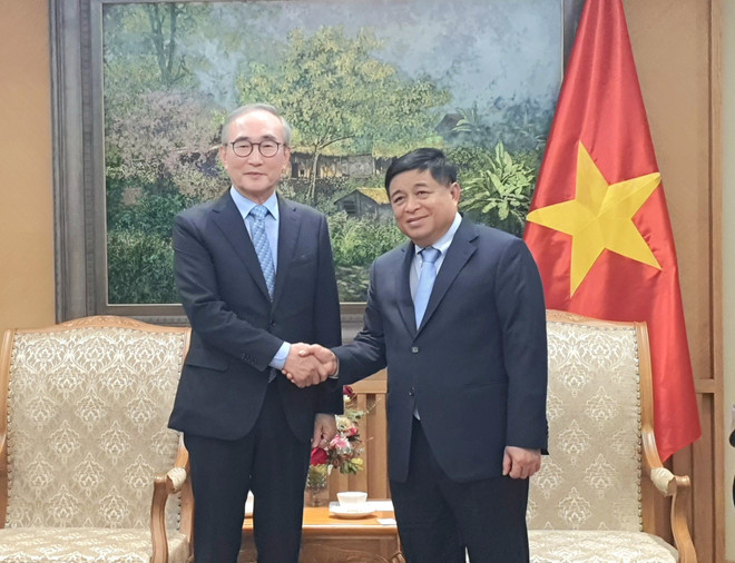 Deputy Prime Minister Nguyen Chi Dung (right) and KT CEO Young Shub Kim at the meeting (Photo: VNA) vna-potal-pho-thu-tuong-nguyen-chi-dung-tiep-chu-tich-tap-doan-korea-telecom-8055267.jpg