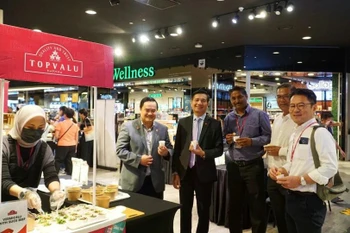 Vietnamese Ambassador to Malaysia Dinh Ngoc Linh (second from left), Trade Counsellor Le Phu Cuong (far left), and AEON Malaysia executives at the mixed pho booth prepared by AEON. (Photo: VNA) 