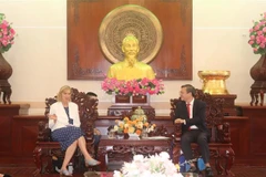 Chairman of the Can Tho People’s Committee Truong Canh Tuyen (right) and US Consul General in Ho Chi Minh City Susan Burns at the meeting on May 27. (Photo: VNA)