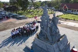 Vietnamese and Lao delegates at the Laos–Vietnam Combat Alliance Monument in Khammouane province, Laos. (Photo: VNA)