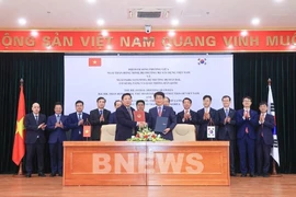 Participants at the talks between Minister of Construction Tran Hong Minh and Korean Minister of Land, Infrastructure, and Transport Park Sangwoo in Hanoi on March 31. (Photo: VNA)