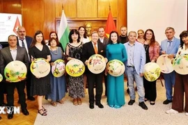 Participants pose for a group photo at the press conference marking 75th anniversary of Vietnam-Bulgaria diplomatic relations held in Sofia on June 27. (Photo: VNA)