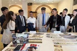 Korean businesses and partners visit an exhibition showcasing Lam Dong province's typical products. (Photo: VNA)