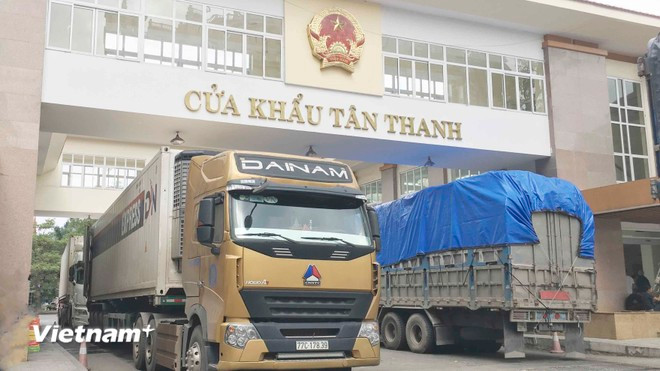 Customs clearance at Tan Thanh border gate, Lang Son province. (Photo: Duc Duy/Vietnam+) khoi thong 2.jpg