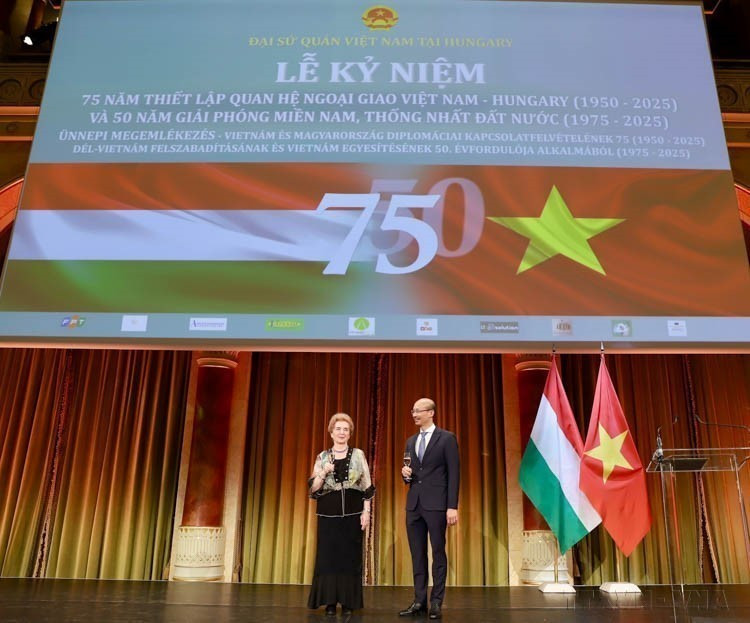 Vietnamese Ambassador to Hungary Bui Le Thai and First Deputy Speaker of Hungarian National Assembly Márta Mátrai attend celebration of 75 years of Vietnam–Hungary diplomatic ties and 50 years of Vietnam’s reunification (Budapest, 2025). (Photo: VNA)