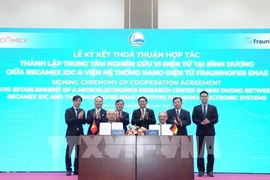 Representatives of Becamex IDC Corp and Fraunhofer ENAS at the signing ceremony (Photo: VNA)