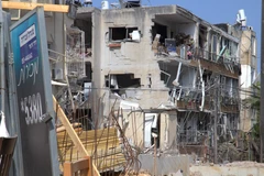 A residential area in Bat Yam, near Tel Aviv of Israel, hit by a missile attack on June 14, 2025 that left nine dead and nearly 200 injured. (Photo: VNA)