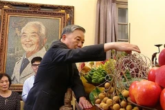 Party General Secretary To Lam offers incense to General Vo Nguyen Giap on April 28. (Photo: VNA)