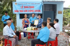 The Labour Federation of Tien Giang province symbolically hand over a new house to a disadvantage worker in Trung An commune of My Tho city. (Photo: VNA)