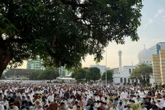 Indonesian Muslims gather outside Al-Azhar Great Mosque in Jakarta on June 6 to perform the Al-Adha 1446 Hijriah prayer. (Photo: VNA)