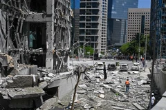 Buildings damaged in a missile attack in Ramat Gan city of Israel (Photo: Xinhua/VNA)