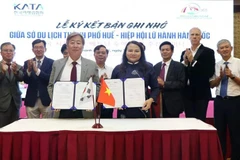Hue city Department of Tourism signs a memorandum of understanding with the Korea Association of Travel Agents. (Photo: VNA) 