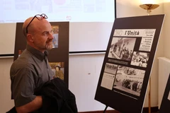 A visitor to the photo exhibition "Solidarity and support of the Italian people for Vietnam" (Photo: VNA)