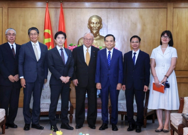 Vietnamese and Japanese delegates pose for a photo. (Photo: VNA) vna-potal-truong-ban-chinh-sach-va-chien-luoc-trung-uong-tiep-co-van-dac-biet-lien-minh-nghi-si-huu-nghi-nhat-viet-8071996.jpg