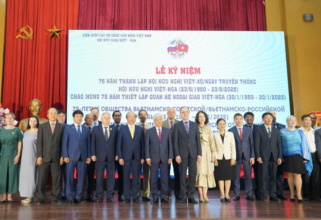 Delegate pose for a group photo at a ceremony to mark the 75th founding anniversary of the VRFA (May 23, 1950 – 2025) and Vietnam–Russia diplomatic relations (Photo: baochinhphu.vn) ky-niem.jpg