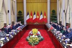 The talks between State President Luong Cuong and his French counterpart Emmanuel Macron in Hanoi on May 26 (Photo: VNA)