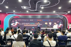 The community project "Digital Literacy for All " attracts nearly 8,000 students across the country. (Photo: nhandan.vn)
