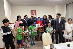 Children are excited about the new Vietnamese bookcase in Osaka. (Photo: VNA)