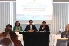 Permanent Vice Chairman of the Quang Ninh provincial People's Committee Vu Van Dien speaks at the forum (Photo: VNA)