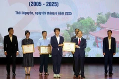 During the celebration programme, the Thai Nguyen People’s Committee presented certificates of merit to 12 collectives and individuals for their outstanding contributions to the bilateral relations. (Photo: VNA)