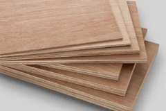 The US Department of Commerce has initiated anti-dumping and anti-subsidy investigations into hardwood and decorative plywood products imported from Vietnam. (VNA File Photo)