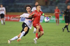 Captain Nguyen Van Quyet of Vietnam All Stars team (right) scores twice to help his side win 3-2 against Manchester Reds in a friendly match on June 30 in Hanoi (Photo: laodong.vn)