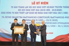 Do Van Chien, President of the Vietnam Fatherland Front Central Committee (right) presents the Prime Minister's Certificate of Merit to the Vietnam - Russia Friendship Association (Photo: baochinhphu.vn)