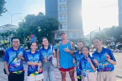 Young volunteers in Nha Trang City are promoting local tourism destinations and assisting foreign visitors. (Photo: VNA)