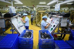 Workers produce electronic components at Me Tran Vinh Phuc Electronics Company Limited in the northern province of Vinh Phuc. (Photo: VNA)