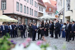 PM Pham Minh Chinh, his spouse, and the Vietnamese delegation tour Tallinn Old Town on June 5. (Photo: VNA)