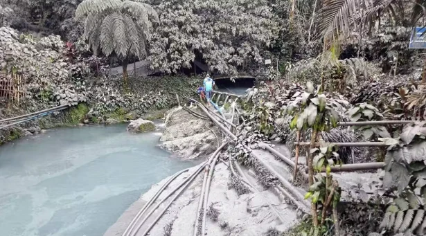 Photo taken on December 10 shows ashfall from the eruption of Mt. Kanlaon blanketed much of Negros Occidental province, like here at Guintubdan Spring in Barangay Araal, La Carlota City. (Photo: inquirer.net) 