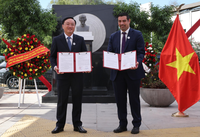 Nam Dan district of Vietnam’s central province of Nghe An and Cerro Navia district in the Santiago Metropolitan region of Chile exchange the memorandum of understanding on establishing their friendly and cooperative ties. (Photo: VNA) vna_potal_chu_tich_nuoc_luong_cuong_dang_hoa_tai_tuong_dai_chu_tich_ho_chi_minh_7697040.jpg