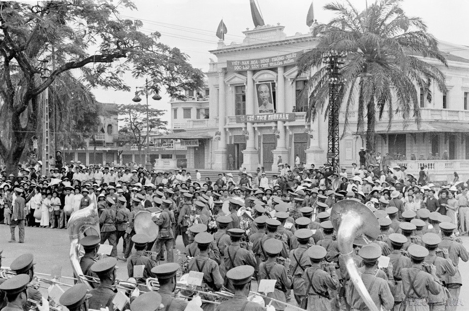 Scene of the handover ceremony in front of Hai Phong Opera House. (Photo: VNA)