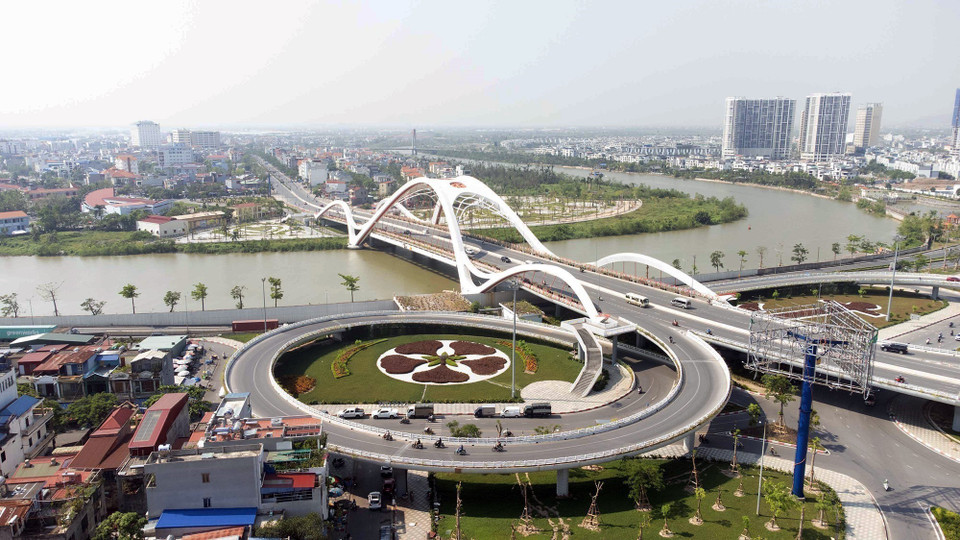 The access road to Rao Bridge features a five-petal flamboyant flower design – the symbol of Hai Phong. (Photo: VNA)