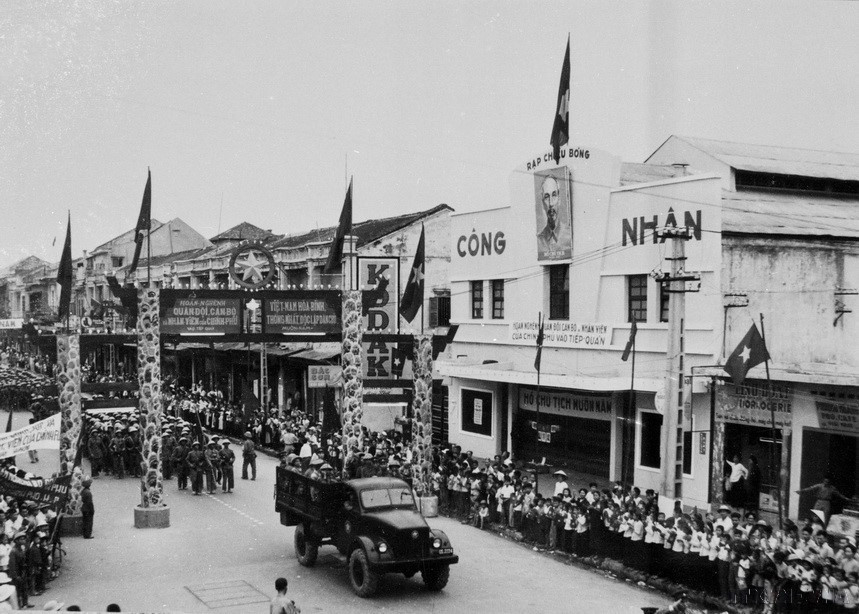 The Vietnamese army marches into Hai Phong to cheers from local residents, 13 May 1955. (Photo: VNA)