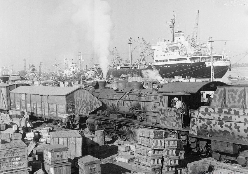 Loading goods at Hai Phong Port in the early 1970s. (Photo: VNA)