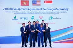 At the Joint Development Agreement Exchange Ceremony in Malaysia on May 26 (Photo: VNA)