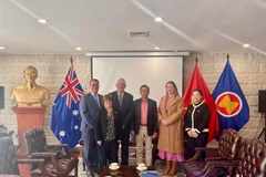 Vietnamese Ambassador to Australia Pham Hung Tam (third from right) at the reception for Logan K. Howlett, Mayor of the City of Cockburn, Western Australia on June 23 (Photo: VNA)