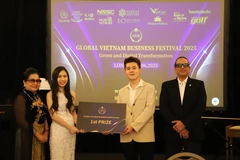 Straw Wood team wins the first prize for their project to produce insulation material from straw. (Photo: VNA)
