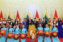 State President Luong Cuong (second row, sixth from right) and Lithuanian President Gitanas Nausėda (second row, seventh from right), along with their spouses, in a group photo with Vietnamese artists. (Source: VNA)