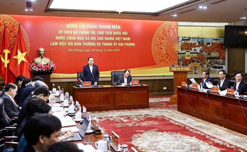 NA Chairman Tran Thanh Man has a working session with the Standing Board of the Hai Phong city Party Committee on December 18. (Photo: VNA)
