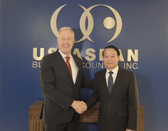 Vietnamese Minister of Agriculture and Environment Do Duc Duy (right) and USABC President and CEO Ted Osius (Photo: VNA) ted.jpg